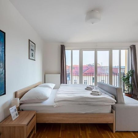 Sunny Safron Apartment Prag Exterior foto