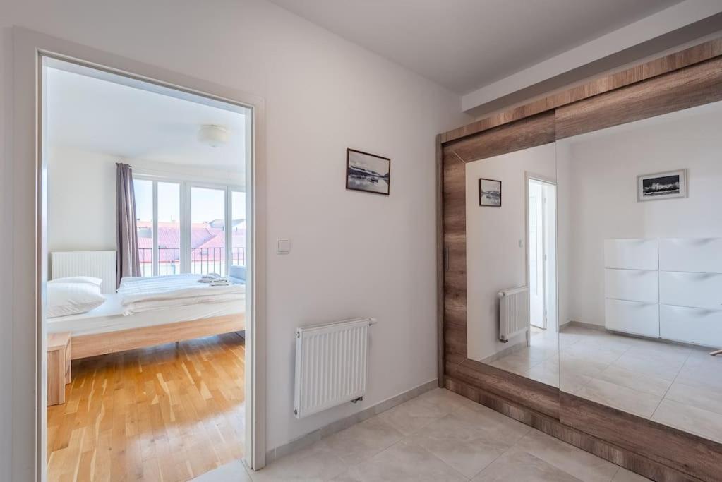 Sunny Safron Apartment Prag Exterior foto